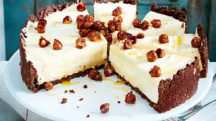 Karamellmoussetorte mit Schoko-Knusperboden Rezept - Foto: LECKER @ Bauer Media Group Karamellmoussetorte mit Schoko-Knusperboden Rezept - Foto: LECKER @ Bauer Media Group