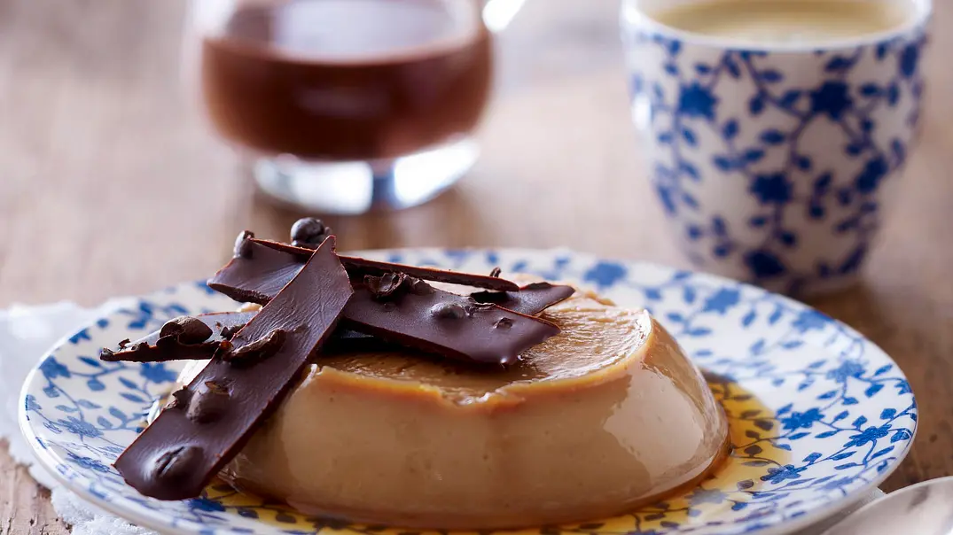 Karamellpudding mit Schoko-Espresso-Soße und Crunch Rezept - Foto: LECKER @ Bauer Media Group Karamellpudding mit Schoko-Espresso-Soße und Crunch Rezept - Foto: LECKER @ Bauer Media Group