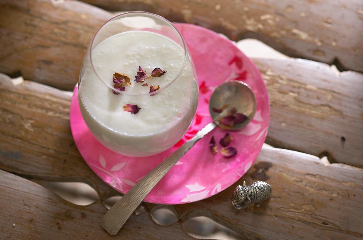 Kardamom Rosen Lassi (AUSSENPRODUKTION) Rezept