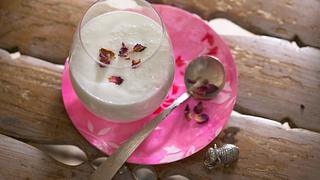 Kardamom Rosen Lassi (AUSSENPRODUKTION) Rezept - Foto: House of Food / Bauer Food Experts KG