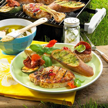 Karibisches Schweinekotelett mit grünem Pesto und Brot Rezept