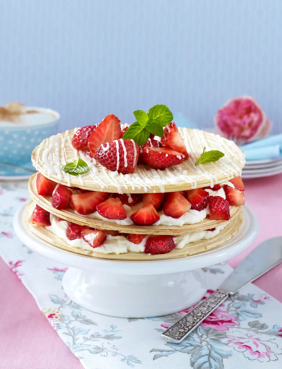 Karlsbader Oblaten-Torte mit Vanille-Quark und Erdbeeren Rezept Karlsbader Oblaten-Torte mit Vanille-Quark und Erdbeeren Rezept