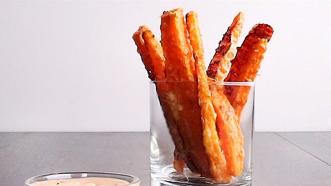 Karotten-Pommes mit Dip - Foto: ShowHeroes