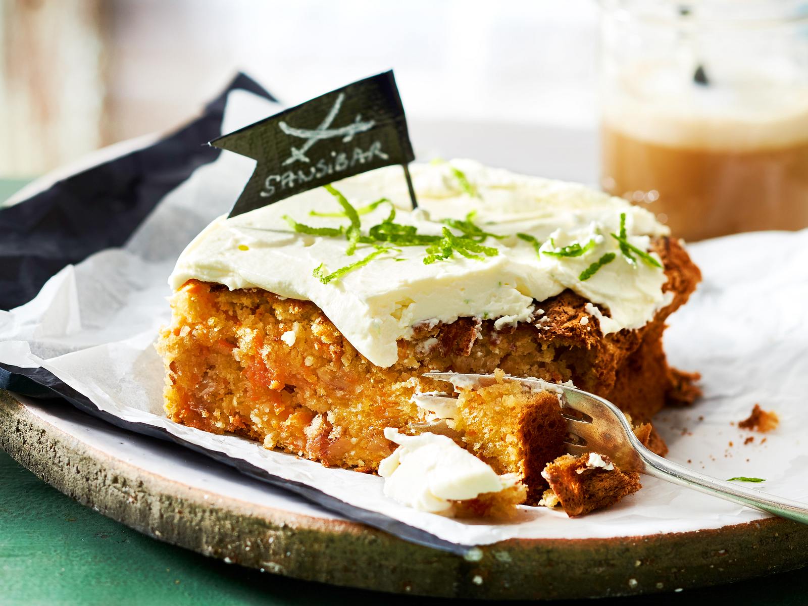Karotten-Walnuss-Kuchen mit Limonencreme Rezept | LECKER