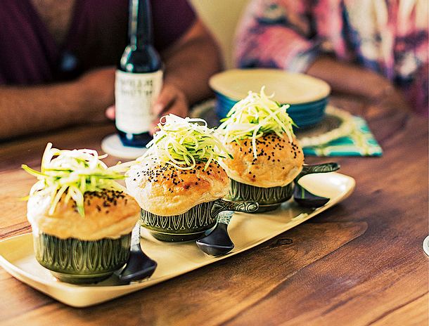 Karottensüppchen "Sonne zum Löffeln" mit Erdnüssen, Gurkenstreifen und Blätterteighaube Rezept Karottensüppchen "Sonne zum Löffeln" mit Erdnüssen, Gurkenstreifen und Blätterteighaube Rezept