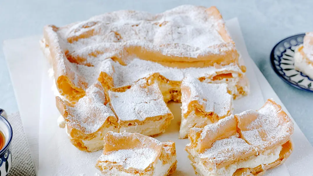 Karpatka (polnischer Windbeutelkuchen) Rezept - Foto: ShowHeroes für LECKER @ Bauer Media Group Karpatka (polnischer Windbeutelkuchen) Rezept - Foto: ShowHeroes für LECKER @ Bauer Media Group