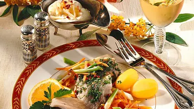 Karpfenfilet auf feinem Gemüse Rezept - Foto: LECKER @ Bauer Media Group