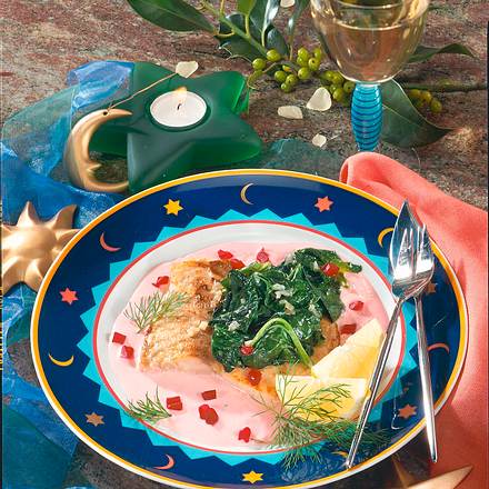 Karpfenfilet auf rote Bete-Sahnesoße mit Blattspinat Rezept Karpfenfilet auf rote Bete-Sahnesoße mit Blattspinat Rezept
