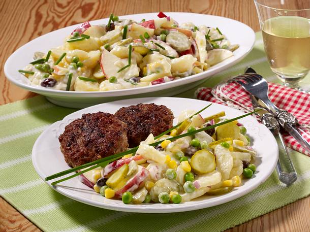 Kartoffel-Apfel-Salat mit Frikadellen Rezept Kartoffel-Apfel-Salat mit Frikadellen Rezept