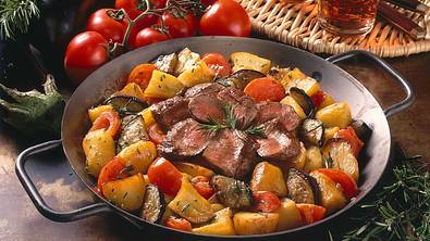 Kartoffel-Auberginen-Pfanne mit Lamm Rezept - Foto: LECKER @ Bauer Media Group