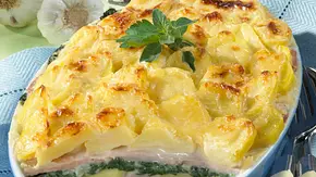 Kartoffel-Auflauf mit gekochtem Schinken und Blattspinat Rezept - Foto: LECKER @ Bauer Media Group
