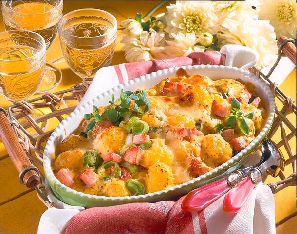 Kartoffel-Auflauf mit Käsekruste Rezept Kartoffel-Auflauf mit Käsekruste Rezept