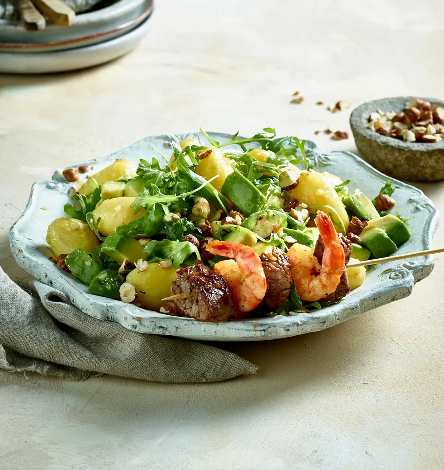 Kartoffel-Avocado-Salat mit Surf und Turf-Spießen Rezept Kartoffel-Avocado-Salat mit Surf und Turf-Spießen Rezept