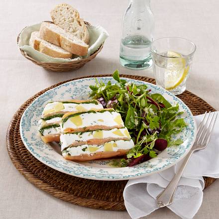 Kartoffel-Bärlauch-Terrine mit Räucherlachs auf Kräutersalat Rezept