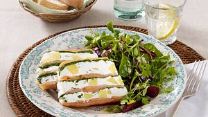 Kartoffel-Bärlauch-Terrine mit Räucherlachs auf Kräutersalat Rezept - Foto: Stellmach, Peter