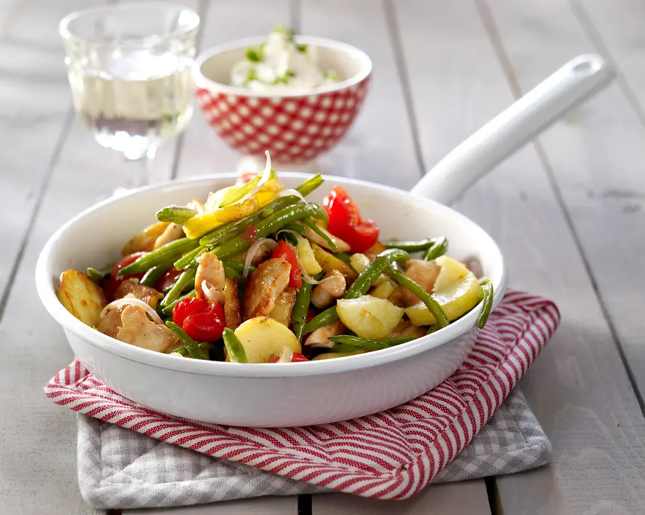 Kartoffel-Bohnen-Pfanne mit Hähnchenfilet und Tomaten Rezept Kartoffel-Bohnen-Pfanne mit Hähnchenfilet und Tomaten Rezept