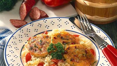 Kartoffel-Bratlinge auf Sauerkraut Rezept - Foto: Neckermann