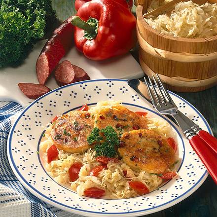 Kartoffel-Bratlinge auf Sauerkraut Rezept Kartoffel-Bratlinge auf Sauerkraut Rezept