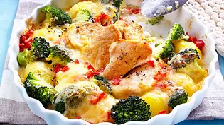 Kartoffel-Brokkoli-Gratin mit Putenmedaillons Rezept - Foto: LECKER @ Bauer Media Group