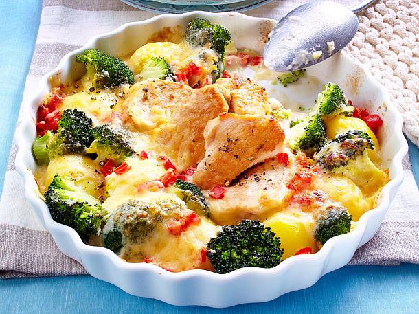 Kartoffel-Brokkoli-Gratin mit Putenmedaillons Rezept | LECKER