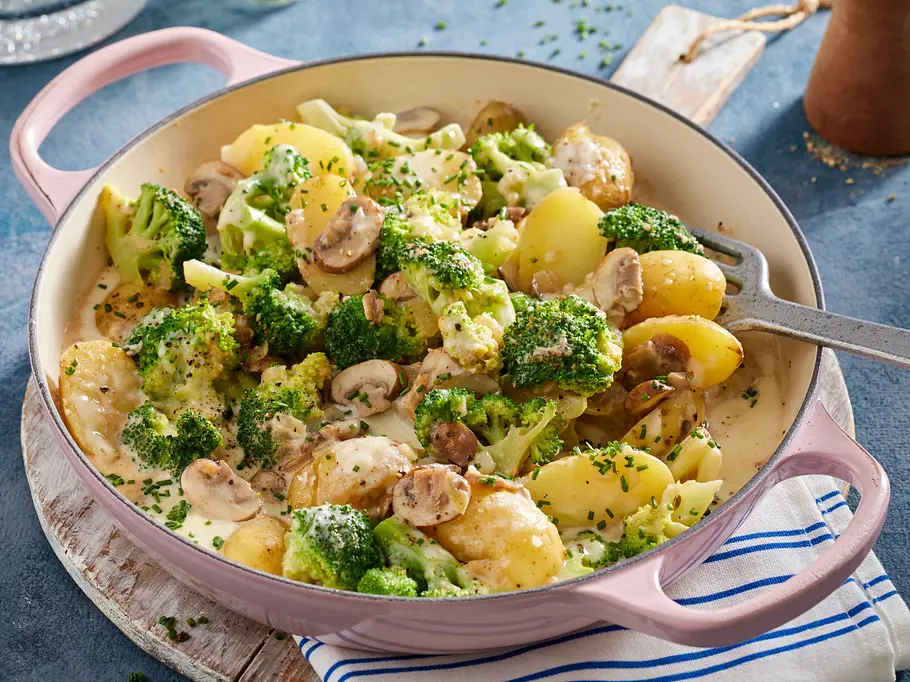 Pfanne mit einem Mix aus Kartoffeln, Brokkoli, Champignons und cremiger Soße.