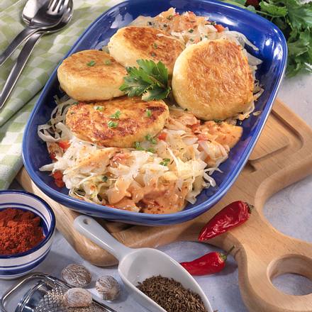 Kartoffel-Buletten auf Paprika-Kohl Rezept Kartoffel-Buletten auf Paprika-Kohl Rezept
