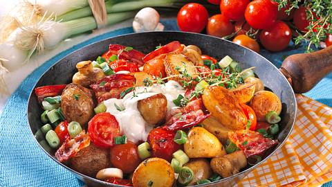 Kartoffel-Champignon-Pfanne mit Knusperspeck Rezept - Foto: Maass
