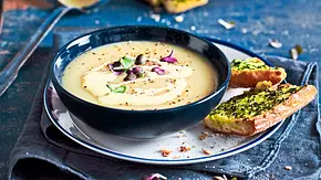 Kartoffel-Cremesüppchen mit Kräuter-Crostini Rezept - Foto: LECKER @ Bauer Media Group