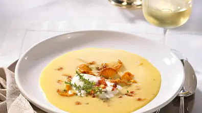 Kartoffel-Cremesuppe mit Pfifferlingen Rezept - Foto: LECKER @ Bauer Media Group