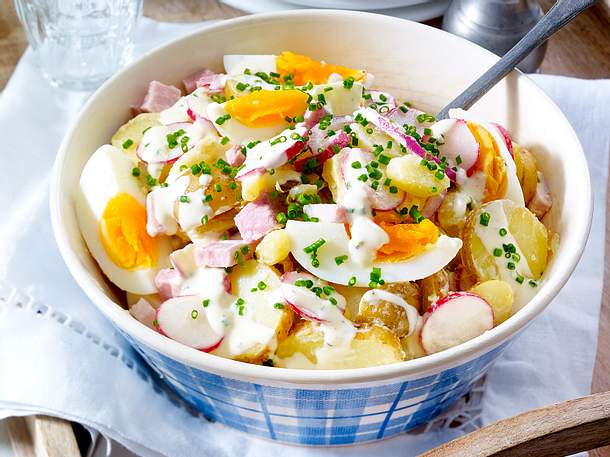 Kartoffel-Eiersalat mit Radieschen und Schinkenwürfeln Rezept | LECKER