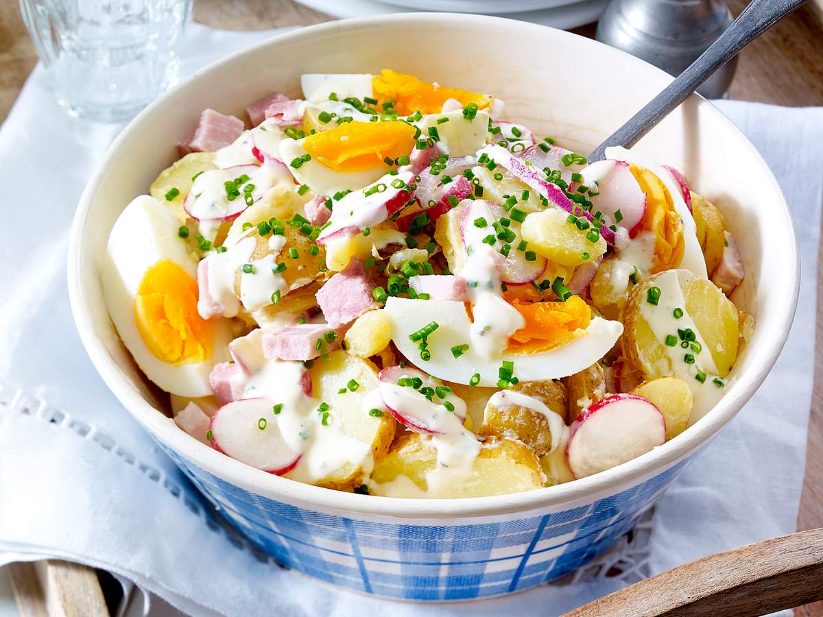 Kartoffel-Eiersalat mit Radieschen und Schinkenwürfeln Rezept