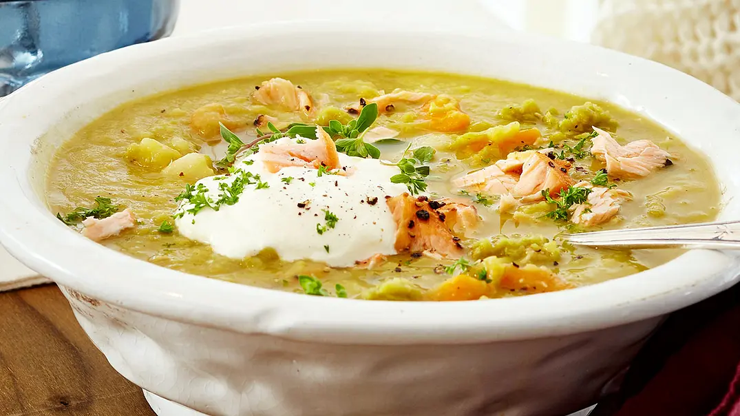 Kartoffel-Erbsen-Suppe mit Stremellachs Rezept - Foto: LECKER @ Bauer Media Group