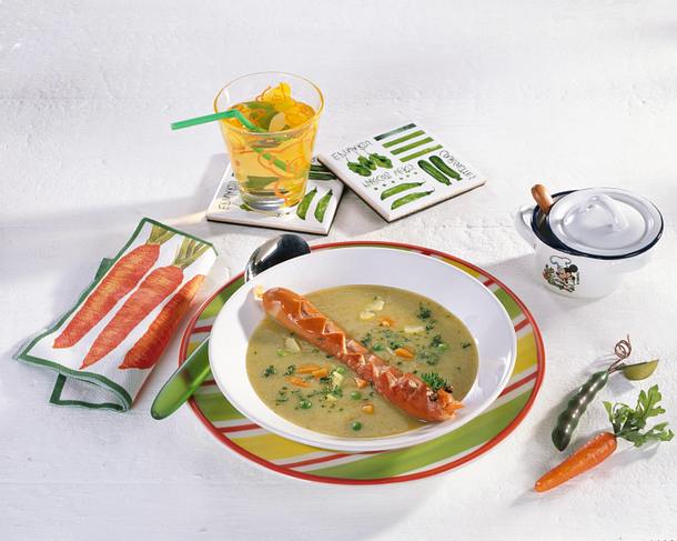 Kartoffel-Erbsen-Suppe mit Würstchenschlangen Rezept Kartoffel-Erbsen-Suppe mit Würstchenschlangen Rezept