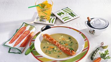 Kartoffel-Erbsen-Suppe mit Würstchenschlangen Rezept - Foto: Maass