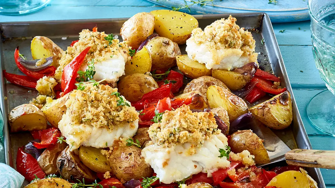 Kartoffel-Fisch-Gemüse vom Blech Rezept - Foto: LECKER @ Bauer Media Group Kartoffel-Fisch-Gemüse vom Blech Rezept - Foto: LECKER @ Bauer Media Group