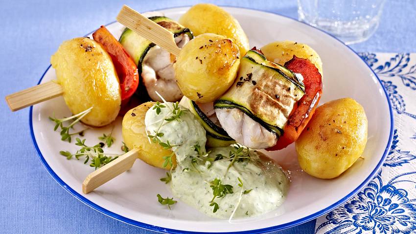 Kartoffel-Fisch-Spieße mit Grüner Soße Rezept - Foto: House of Food / Bauer Food Experts KG