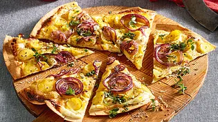 Kartoffel-Flammkuchen mit roten Zwiebeln Rezept - Foto: LECKER @ Bauer Media Group Kartoffel-Flammkuchen mit roten Zwiebeln Rezept - Foto: LECKER @ Bauer Media Group