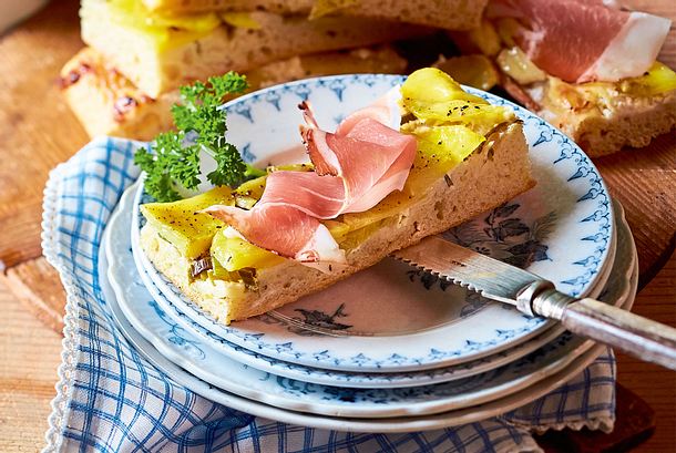 Kartoffel-Focaccia mit Meerrettichschmand Rezept Kartoffel-Focaccia mit Meerrettichschmand Rezept