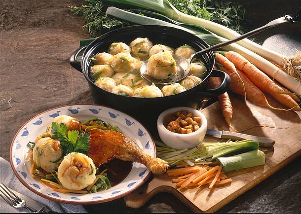 Kartoffel-Gemüseknödel mit knusprigen Entenkeulen Rezept Kartoffel-Gemüseknödel mit knusprigen Entenkeulen Rezept
