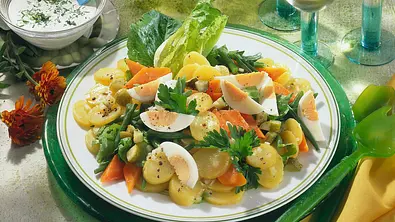 Kartoffel-Gemüse-Salat Rezept - Foto: LECKER @ Bauer Media Group