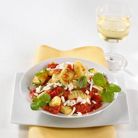 Kartoffel-Gnocchi in Tomatensoße mit Ricotta und Basilikum Rezept Kartoffel-Gnocchi in Tomatensoße mit Ricotta und Basilikum Rezept