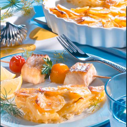 Kartoffel-Gratin mit Fischspießen Rezept
