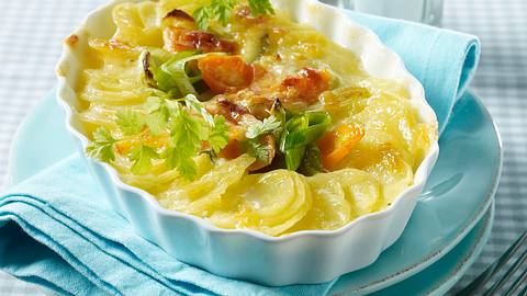 Kartoffel-Gratin mit Porree und Möhren in Béchamelsoße Rezept - Foto: House of Food / Bauer Food Experts KG