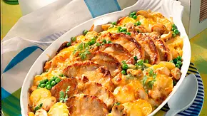 Kartoffel-Gratin mit Schweinesteaks Rezept - Foto: LECKER @ Bauer Media Group