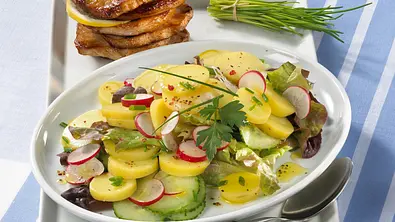 Kartoffel-Gurken-Salat Rezept - Foto: LECKER @ Bauer Media Group