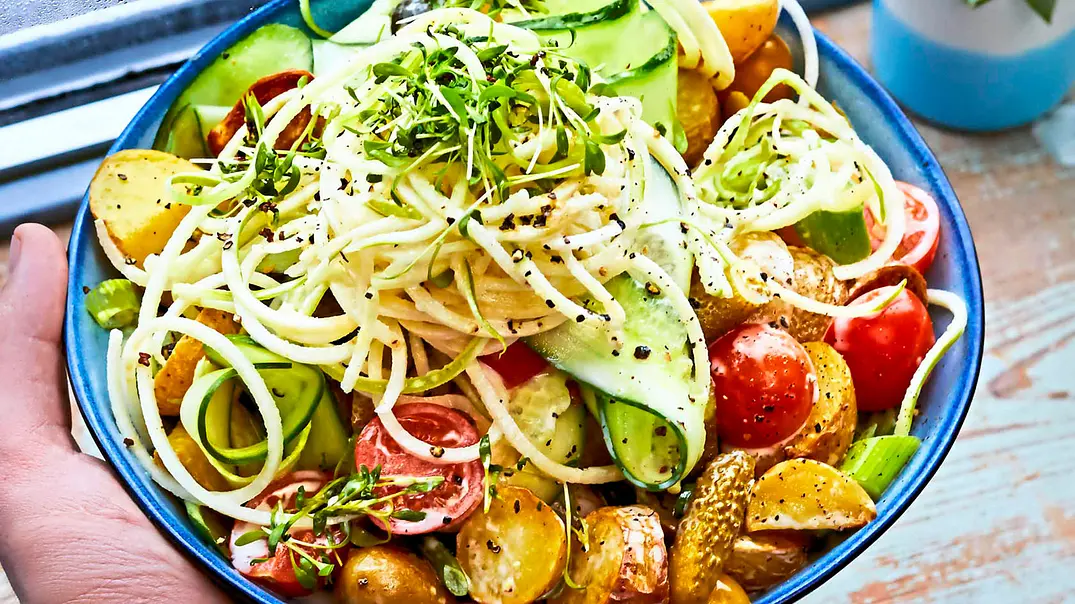 Kartoffel-Gurken-Salat mit Apfelspaghetti  Rezept - Foto: LECKER @ Bauer Media Group