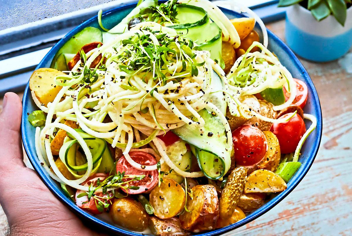 Kartoffel-Gurken-Salat mit Apfelspaghetti  Rezept