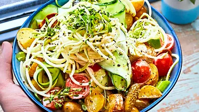 Kartoffel-Gurken-Salat mit Apfelspaghetti  Rezept - Foto: LECKER @ Bauer Media Group