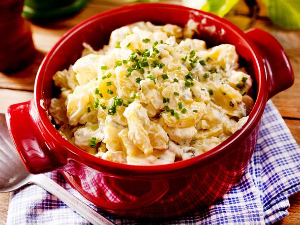 Kartoffel-Gurken-Salat mit Saure-Sahne-Soße Rezept