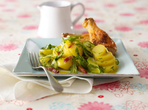 Kartoffel-Gurken-Salat zu knusprigen Hähnchenkeulen Rezept Kartoffel-Gurken-Salat zu knusprigen Hähnchenkeulen Rezept